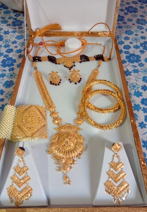 Gold Jwellary For Bride, Bridal Jewellery Set, Unique Gold Jewelry Designs, Delicate Gold Jewelry, Bridal Necklace Designs, Bridal Gift Wrapping Ideas, Bridal Jewellery Design, Fancy Jewellery Designs, Gold Bridal Jewellery Sets