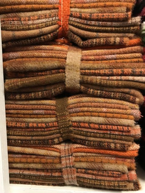 Wool Quilts Patterns, Wool Felt Fabric, Rug Hooking Designs, Fabric Shops Online, Wool Appliqué, Applique Ideas, Wool Felt Projects, Wool Applique Patterns, Fall Sewing