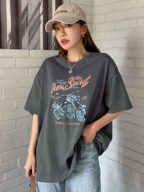 Oversized Tshirt Print Ideas, Dark Grey Graphic Tee Outfit, Grey Oversized Tshirt Outfits, Dark Grey T Shirt Outfit, Grey Oversized Tshirt, Grey Tee Outfit, Oversized Graphic Tee Outfits, Oversized Tshirt Women, Oversized Tshirt Outfit Women