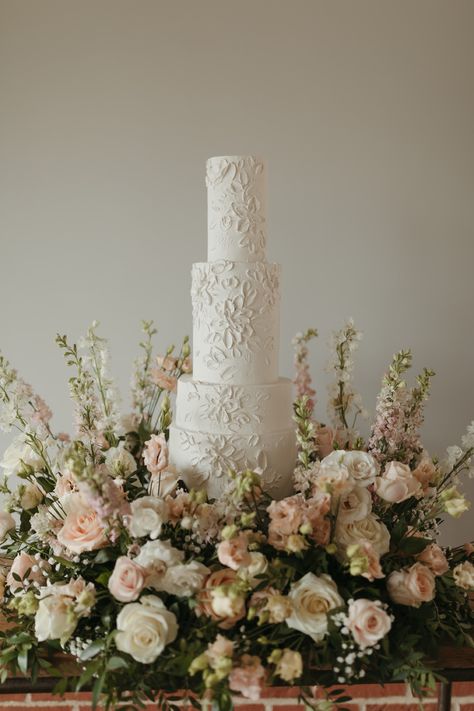 Wedding Cakes Without Flowers, Pallet Knife Flowers, Natural Wedding Cake, Cake Meadow, Rancho Wedding, Coquette Wedding, Wedding Booth, 5 Tier Wedding Cakes, Wedding Cake With Flowers