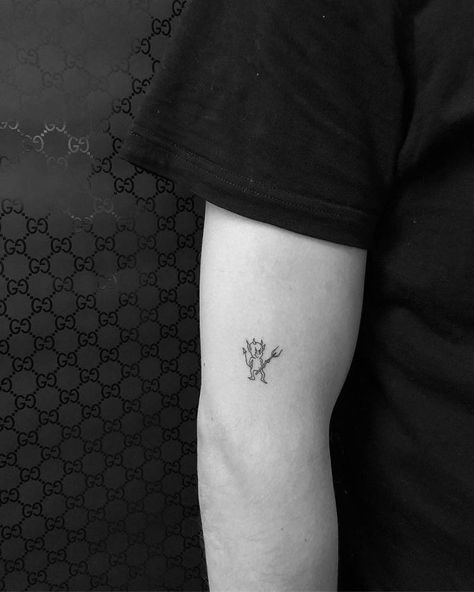 Tiny devil tattoo drawn by Halsey, on G-Eazy. G Eazy Tattoo, Small Angel Tattoo, Dr Tattoo, Angel Devil Tattoo, Ant Tattoo, God Ideas, Wörter Tattoos, Devil Tattoo, Angel Devil