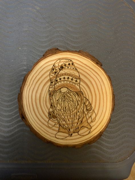 Wood Burning Art Christmas, Gnome Wood Burning, Gnome Wood Ornaments, Gnome Ornaments Wood Slice, Christmas Coasters Woodburned, Homemade Wreaths, Wood Burning Crafts, Wood Burning Art, Pyrography