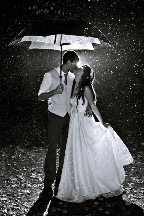 So cute Must Have Wedding Pictures, Rainy Wedding Photos, Rain Wedding, Rain Pictures, Rain Photo, Rainy Wedding, Fun Wedding Photography, Photo Couple, Wedding Shots