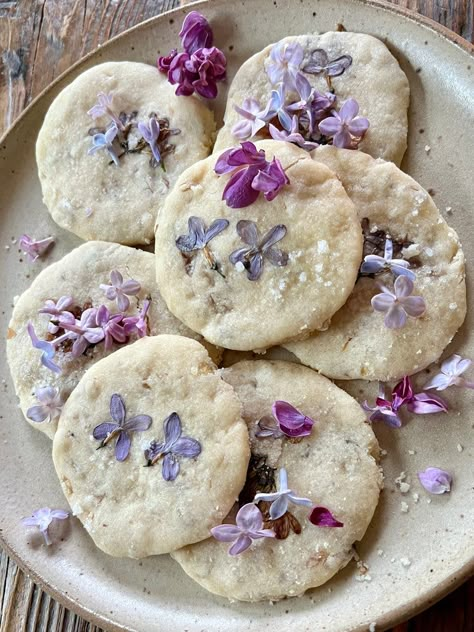 Lilac Cookies, Lilac Recipes, Lavender Baking, Lilac Cookie, Cookies Spring, Flower Desserts, Edible Flowers Recipes, Foraging Recipes, 2024 Recipes