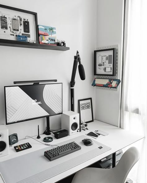 Black And White Aesthetic Home, White Aesthetic Home, Desk Setup Workspace Inspiration, Desk Setup Workspace, Clean Desk Setup, White Desk Setup, Minimalist Workspace, Gaming Computer Room, Workspace Setup