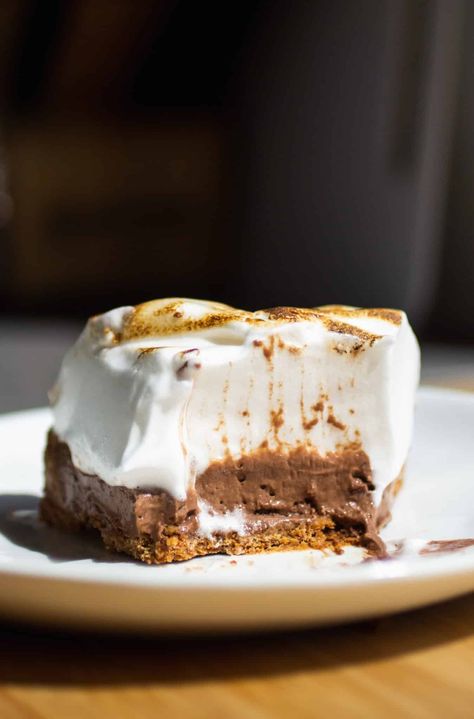 This delicious s'mores pie has an easy 2-ingredient, no-bake filling that's high in protein and low in fat thanks to a secret ingredient. Bakeless Desserts, No Bake Icebox Cake, Icebox Cakes, Ice Box Cake, Chocolate Smores, Bakers Delight, Smores Pie, Bar Desserts, Homemade Graham Cracker Crust