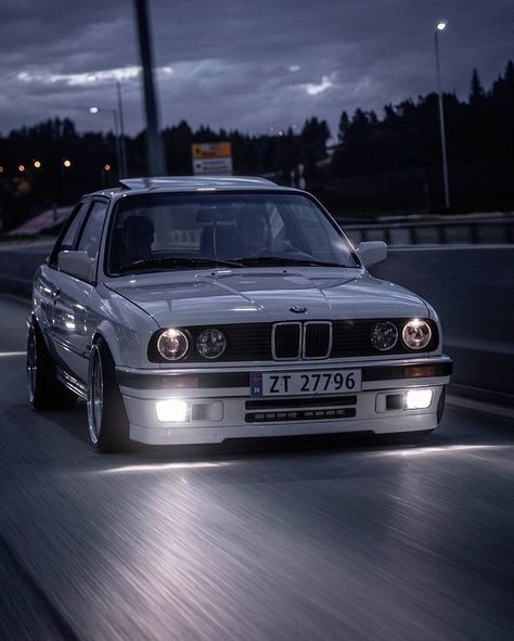 Car Shop Ideas, Car Rides Aesthetic, Rides Aesthetic, Bmw E30 325, Bmw E30 Coupe, Riding Aesthetic, Car Riding, Serie Bmw, E36 M3