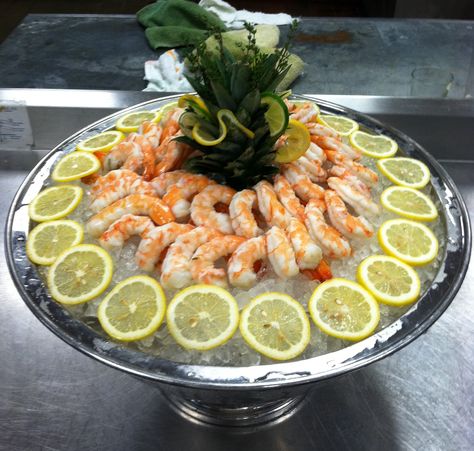 Shrimp Display. Chrismas Party Food, Shrimp Display, Cocktail Tower, Seafood Appetizers Parties, Cocktail Display, Food Set Up, Cocktail Party Food, Christmas Appetizers Party, Christmas Dinner Menu