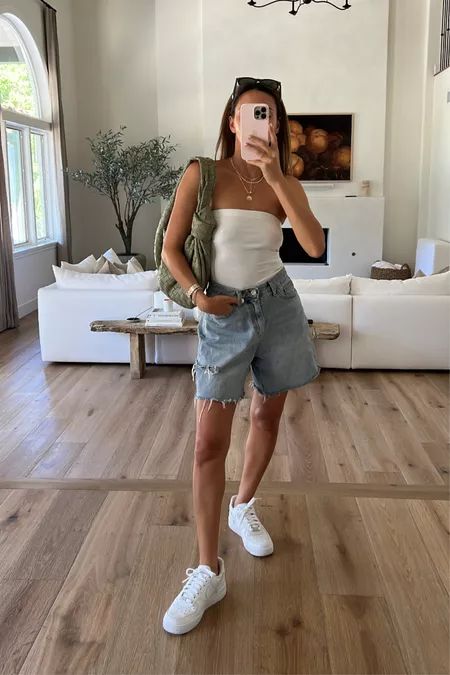 White Top Denim Shorts, Denim Shorts White Top, Shorts And Tube Top Outfits, Jean Shorts Street Style, Summer Tube Top Outfit, Summer Outfits At Home, Tube Top Summer Outfits, White Strapless Top Outfit, How To Style Tube Tops