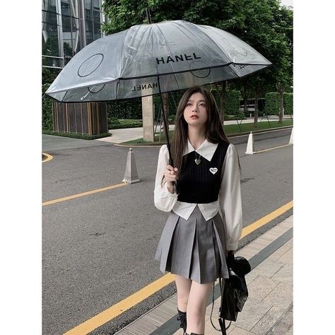 @j1chuu // © 𝙘𝙧𝙚𝙙𝙞𝙩 𝙩𝙤 𝙤𝙬𝙣𝙚𝙧 Preppy Korean Outfits, High Waist Pleated Skirt, School Uniform Fashion, High Waisted Pleated Skirt, Female Clothes, Fashion Female, Uniform Fashion, Korean Girl Fashion, College Style