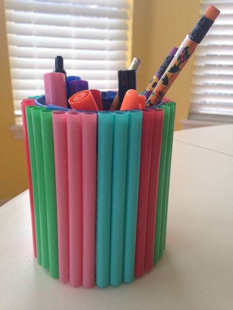 Handmade pencil holder for kids. All you need for this project are colorful straws, a glue gun, a soup can and lots of love :) Can Pencil Holder Diy, Diy Pencil Holder, Recycling Information, Bond Paper Design, Wallpaper Iphone Love, Pencil Organizer, Kitty Drawing, Hello Kitty Drawing, Art N Craft