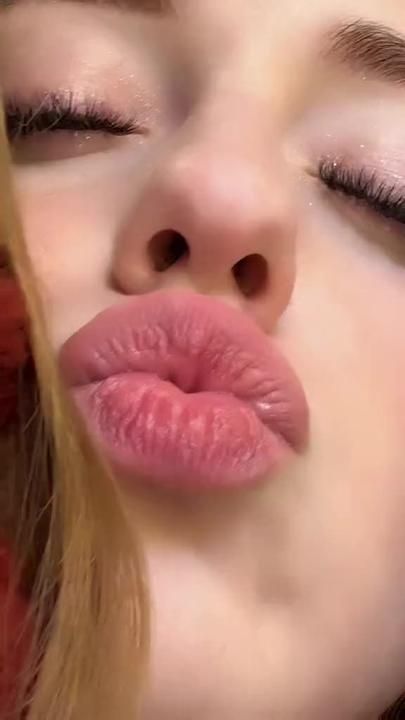 😊☺️ | TikTok Seductive Gif, Kiss Face, Lips Photo, Kiss Lips, Kissing Lips, Kissy Face, Crazy Women, Love Lips, Hot Kiss