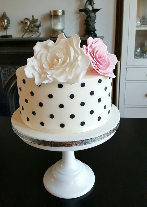 Polka dot and Roses Birthday Cake Pastel Polka Dot Cake, 1950s Cake Decorating, Polka Dot Cake Ideas, 50s Birthday Cake, Bday Cake Ideas For Women, 44 Birthday Cake, Polka Dot Birthday Party Ideas, 60th Birthday Cake Ideas, Polka Dot Birthday Cake