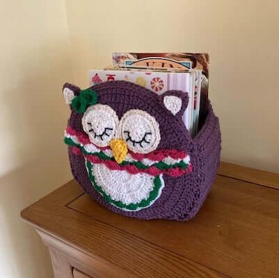 These crochet owl baskets are a wise idea for keeping clutter under control – whether it’s yarn in the project room, or toys in the playroom. They make the perfect organizer for your essentials or an adorable DIY gift! Crochet Owl Basket, Owl Basket, Crochet Owls, Crochet Owl, Hoot Owl, Owl Lovers, Craft Tutorials, Diy Crochet, Decor Project