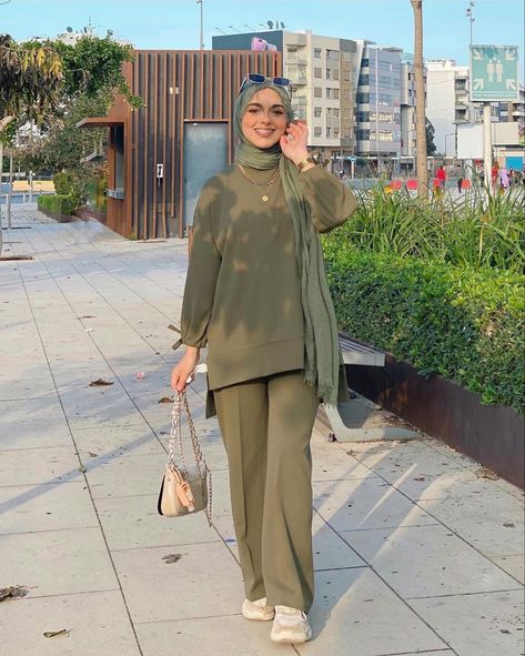 Ensemble Hijab Style, Ensemble Hijab, Causal Summer Outfits, Medical Scrubs Outfit, Co Ords Outfits, Muslimah Outfit, Modest Fashion Hijab, Modest Summer Outfits, Iranian Women Fashion