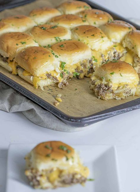 Pull Apart Philly Cheesesteak Sliders w/ Hawaiian Rolls - Aleka's Get-Together Mini Brioche Buns Sliders, Mini Subs Party Appetizers, Sandwich Ideas Party, Mini Sandwich Ideas, Mini Sandwich Appetizers, Sandwich Sliders, Philly Cheesesteak Sliders, Baked Sandwiches, Cheesesteak Sliders