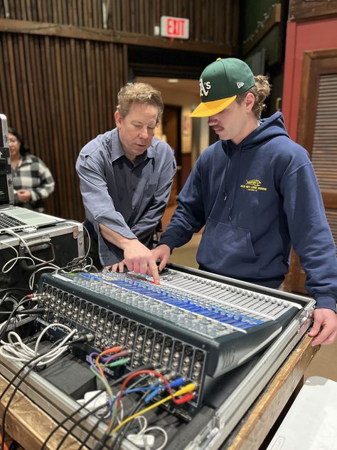 Student learning how to set up a FOH mix for live sound with the help of Engineer Neal! #audioengineering #audioengineer #livesound #music #studio #school #FOH #recording #mixing #musictech #rockvillemd Sound Room, Job Inspiration, Live Sound, Game Websites, Sound Studio, Audio Engineer, Music Tech, Theatre Life, Professional Audio