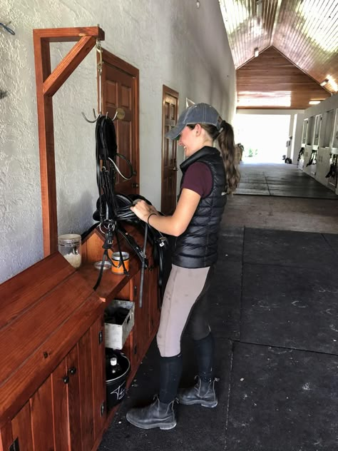 Tack Room With Washer And Dryer, Tack Room Chandelier, Horse Tack Up Area, Tack Cleaning Station, Fancy Tack Room, Tack Up Area, Horse Tack Room Ideas, Stable Ideas Tack Room, Horse Tack Room Organization