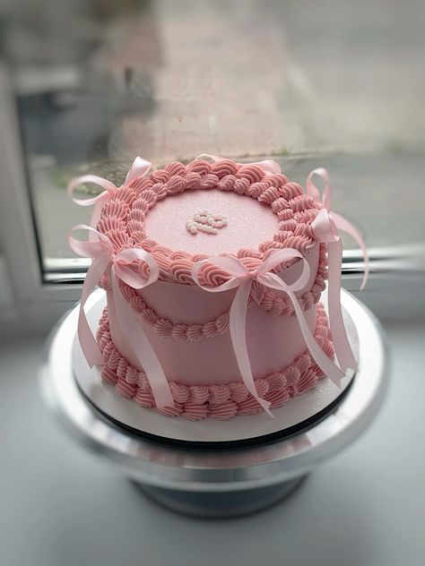 Cakes For Girlfriend, Cute Pink Cake Aesthetic, Small Birthday Cake Aesthetic, Vintage Cake With Flowers, Pink Aesthetic Birthday Cake, Pink Cake Decorating Ideas, 21st Bday Cake Ideas, Flower Cakes Birthday, Pink Mini Cake