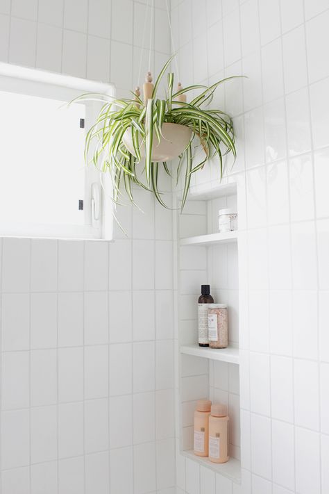 Subway Tiles Bathroom, Bad Inspiration, Shower Niche, Bathroom Plants, Bathroom Renos, Decor Guide, Shower Stall, Bathroom Styling, White Bathroom