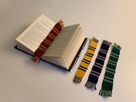 Harry Potter Knit, Harry Potter Crochet, Pola Macrame, Crochet Business, Crochet Clothing And Accessories, Beginner Crochet Projects, Crochet Bookmarks, Fun Crochet Projects, Crochet Books