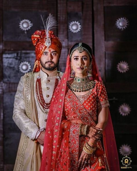 Wedding Couple Poses 2023, Rajput Wedding Poses, Indian Couple Photography Poses Married, Couple Marriage Poses Hindu, Rajput Couple Photoshoot, Dulha Dulhan Couples Photography, Couple Marriage Poses, Wedding Couple Poses Photography Indian, Sadi Pose Indian Fashion