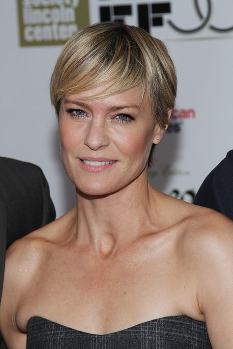 Robin Wright Haircut, Robin Wright Hair, Claire Underwood, Shaggy Pixie, Red Carpet Beauty, Robin Wright, Sean Penn, Simple Makeup Looks, Long Curls