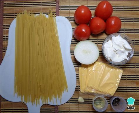 Espagueti rojo con queso amarillo - Fácil Mexican Food Recipes, Great Recipes, Chicken Recipes, Dairy, Spaghetti, Yummy Food, Pasta, Cheese, Chicken