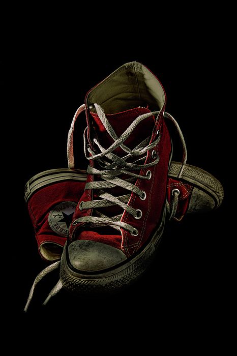 Converse Rouge, Red Converse Shoes, Red Chucks, Violin Art, Marvel Oc, Red Converse, Wall Art Pieces, Download Wall Art, Star Sneakers