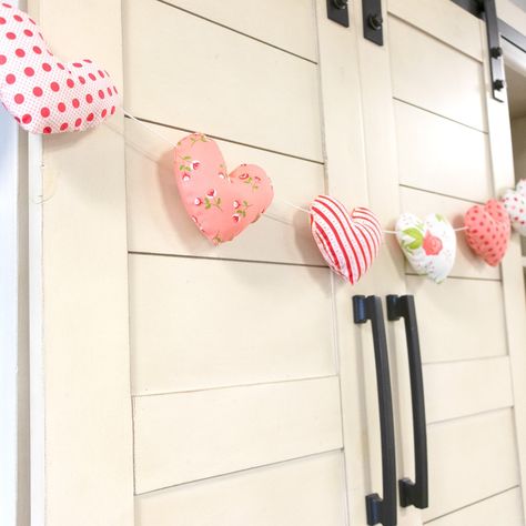 DIY Heart Banner - The Jolly Jabber Quilting Blog Diy Heart Garland Fabric, Diy Felt Heart Garland, Quilted Heart Garland, Heart Garland Fabric, Quilted Valentine Projects, Valentines Banner Ideas, Valentines Diy Garland, Fabric Heart Garland, Valentine’s Day Sewing Ideas