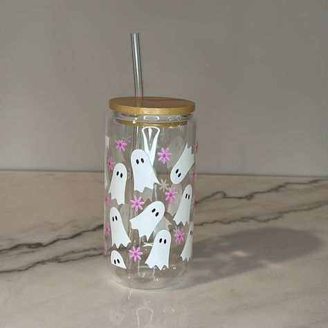 Introducing Our Boutique Ghost And Pink Flowers Glass Travel Cup . This 500ml Cup Is A Delightful Blend Of Functionality And Aesthetics. Complete With A Glass Straw And A Bamboo Top, It's Not Only Eco-Friendly But Also Adds A Touch Of Nature To Your Sips. Perfect For Both Hot And Cold Drinks, This Travel Cup Boasts A Fun Design Featuring Playful Ghosts And Charming Pink Flowers. Embrace Style On The Go With This Whimsical And Versatile Glass Cup. Fall Cup Designs, Aesthetic Glass Cups, Glass Cup Painting, Cute Glass Cups With Straws, Glass Cups, Glass Cup Painting Ideas, Flower Glass Cup, Glass Halloween Cups, Spooky Glass Cups