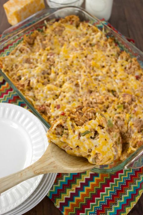 Cheesy Mexican Beef and Rice Casserole - I Dig Pinterest Beef And Rice Casserole, Casserole Beef, Mexican Rice Casserole, Mexican Beef, Rice Casserole Recipes, Mexican Casserole, Ground Beef Casserole, Mexican Rice, Beef And Rice