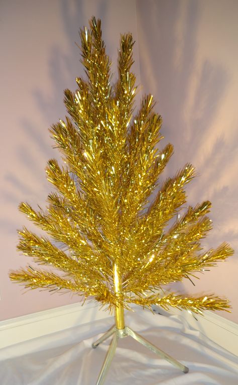 This is a rare gold aluminum tree!  4 1/2 ft. Sparkles like diamonds. 56 branches. Just Beautiful! NOTE** some foil on trunk is missing, can't see through the thickness of the branches, but I can suggest that you spray paint the trunk with high gloss gold or refoil it with gold foil, or you can leave it in its original form Aluminum Tree, Aluminum Christmas Tree, Golden Christmas, Vintage Wreath, Alternative Christmas Tree, Holiday Christmas Tree, Theme Color, Vintage Christmas Tree, Just Beautiful