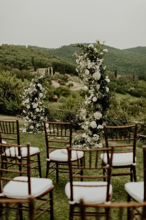 Italian Outdoor Wedding Ceremony, Outdoor Wedding Ceremony Italy, Tuscany Wedding Arch, Rustic Italian Wedding Ceremony, Italian Farmhouse Wedding, Wedding Ceremony Inspo Outdoor, Tuscan Wedding Arch, European Wedding Ceremony, Italian Wedding Arch