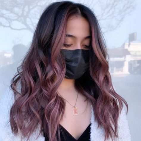 Chocolate Lilac Hair Color Balayage, Mauve Balayage Brunettes, Mauve Money Piece Hair, Brown And Pink Highlights Hair, Funky Brown Hair, Pink Hair Brunette, Pink Highlights Brown Hair, Vivid Hair Color Ideas For Brunettes, Pink Balayage Brunette