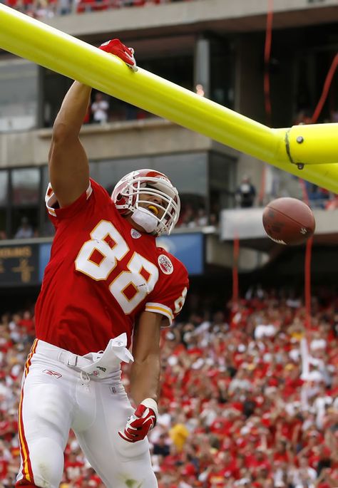 Tony Gonzalez. Always a Chief in my heart Tony Gonzalez, Kc Football, American Football League, Chiefs Game, Kansas City Chiefs Football, Sports Personality, Football Hall Of Fame, Chiefs Football, Foosball