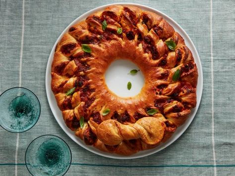 Get Pizza Wreath Recipe from Food Network Pizza Wreath, Desserts Party Ideas, Candle Decorating, Wreath Recipe, Desserts Party, Pizza Sugar Cookie, Holiday Appetizers Easy, Cheesy Pizza, Christmas Buffet