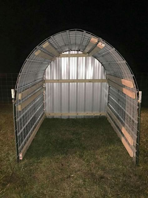 Goat house Homemade Goat Shelter, Pallets For Goats, Calf Shelter Ideas, Small Livestock Shelter, Small Tack Shed, Goat Shed Ideas Simple, Small Goat Pen, Temporary Goat Shelter, Goat Diy Projects