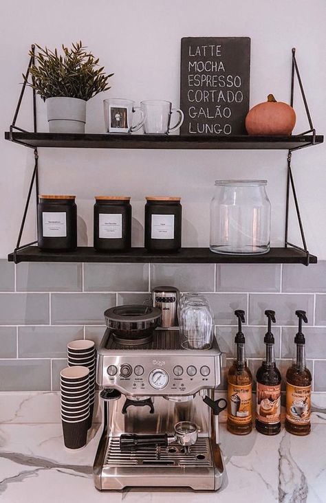 Koffie Stations, Coffee Vibes Aesthetic, At Home Coffee Bar, Coffee Bar In Kitchen, Kaffe Station, Bar In Kitchen, Coffee Bar At Home, Bar At Home, Coffee Vibes