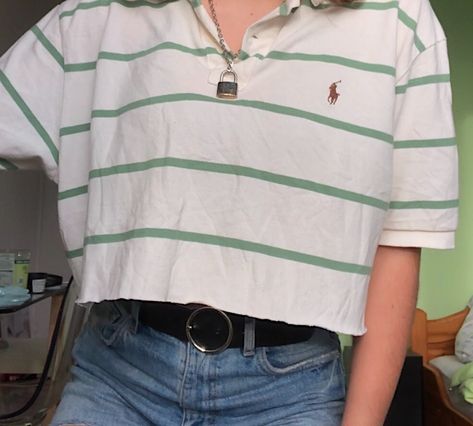 cropped polo shirt and mom jeans Polo Shirt Crop Top Outfit, Collared Crop Top Outfit, Crop Top Polo Outfits, Croptop Polo Outfit, How To Style A Polo Shirt Women, Cropped Polo Shirt Outfit, Crop Polo Outfit, Polo Crop Top Outfit, Cropped Shirt Outfit