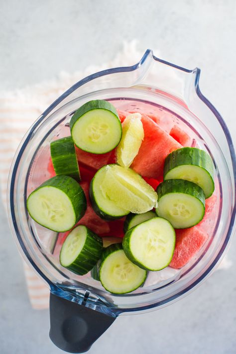 Watermelon Cucumber Juice- this 3 ingredient healthy juice recipe can be made in a blender and without a juicer. A healthy breakfast or snack! 3 Ingredient Juice Recipes, Watermelon Juice Recipe Healthy, Watermelon Juicing Recipes, Watermelon Breakfast, Healthy Juice Recipe, Watermelon Snack, Ninja Smoothies, Watermelon Juice Recipe, Health Juice