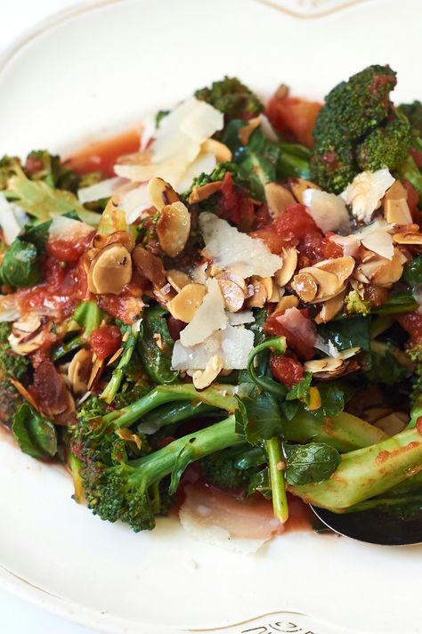 Braised broccoli on a plate made with tomatoes, orange juice, oregano, and Parmesan. Pan Broccoli, Cookies Banane, 101 Cookbooks, Broccoli Recipe, Light Meals, Parmesan Recipes, True Food, Broccoli Recipes, Idee Pasto Sano