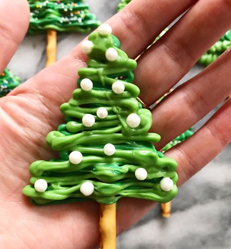 How to make chocolate candy melts Christmas trees.  Check out the YouTube Tutorial Chocolate Trees How To Make, Chocolate Trees On Cake, Frosting Christmas Tree, Chocolate Christmas Tree Decorations, Christmas Trees Simple, Pretzel Christmas, Christmas Tree Chocolate, Frozen Christmas Tree, Chocolate Christmas Tree