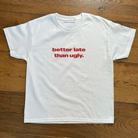 Better late tahan uhly baby tee Diy Slogan Tshirt, Girly Tshirt Designs, T Shirt Quotes Aesthetic, Silly Graphic Tees, Diy Baby Tee, Baby Tee Aesthetic, Baby Tee Outfit, Funny Crop Tops, Shirt Designs Ideas