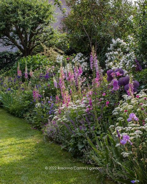 English Flower Bed, Lavender Cottage Garden, Container Pond Ideas, Big Garden Design, Modern Cottage Garden, Garden Design Cottage, Cottage Garden Borders, Container Pond, Garden Decoration Ideas