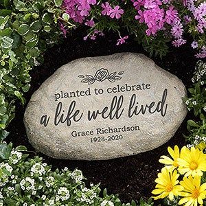 Memorial Garden Plaques, Personalized Garden Stones, Pet Memorial Garden, Memorial Garden Stones, Weather Crafts, A Life Well Lived, Stone Plant, Burlap Garden Flags, Personalized Memorial Gifts