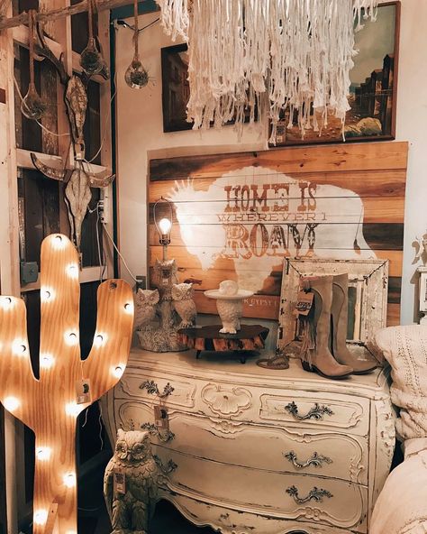 Junk Gypsy / Round Top, Texas / Texas Antiques Week Cowgirl Bedroom, Western Bedrooms, Western Bedroom Decor, Western Rooms, Western Bedroom, Salon Suites, Casa Country, Western Homes, Country Bedroom