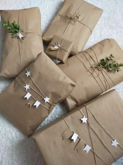 40+ Kraft Paper Christmas Gift Wrapping Ideas - HubPages Eco Packaging Ideas, Professional Gift Ideas, Corporate Branded Gifts, Cute Gift Wrapping Ideas, Personalised Gifts Diy, Gift Wrapping Techniques, Gift Wrapping Inspiration, Diy Birthday Gifts For Friends, Diy Gift Set