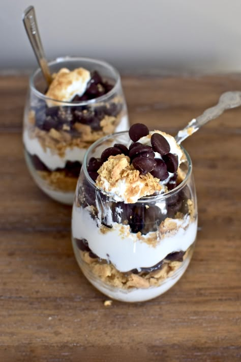 Ww Yogurt Parfait, Parfait Ideas, Yoghurt Parfait, Yogurt Parfait Recipe, Fruit And Yogurt Parfait, Yogurt Parfaits, Granola Parfait, Yogurt Breakfast, Parfait Recipes