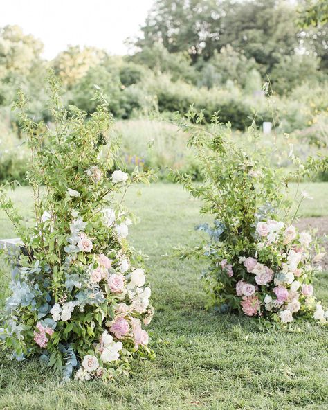 Blending Blooms Branch Arch Wedding, Simple Wedding Arch, Wedding Chuppah, Wedding Branches, Floral Arch Wedding, Garden Tattoo, Wedding Arch Rustic, Romantic Wedding Ceremony, Wedding Arches